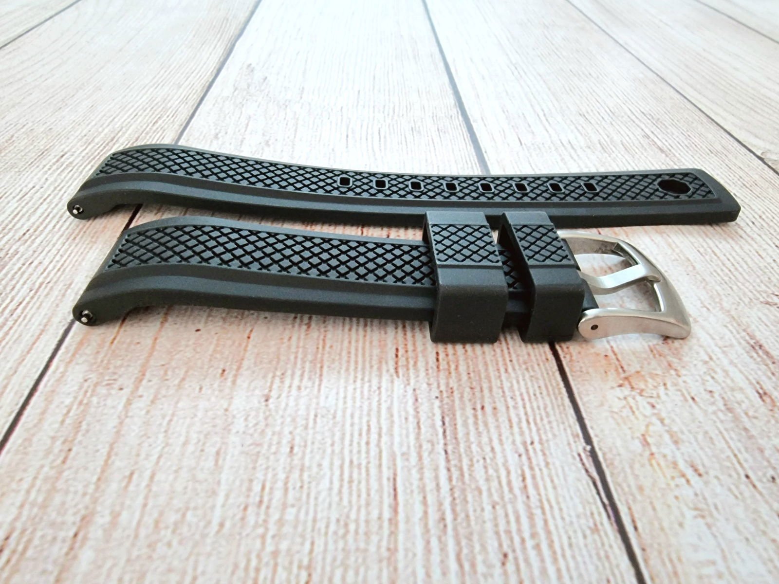 FKM Rubber Crosshatch Tyre Track Divers Watch Strap Band 20mm 22mm Black - Wrist Envy