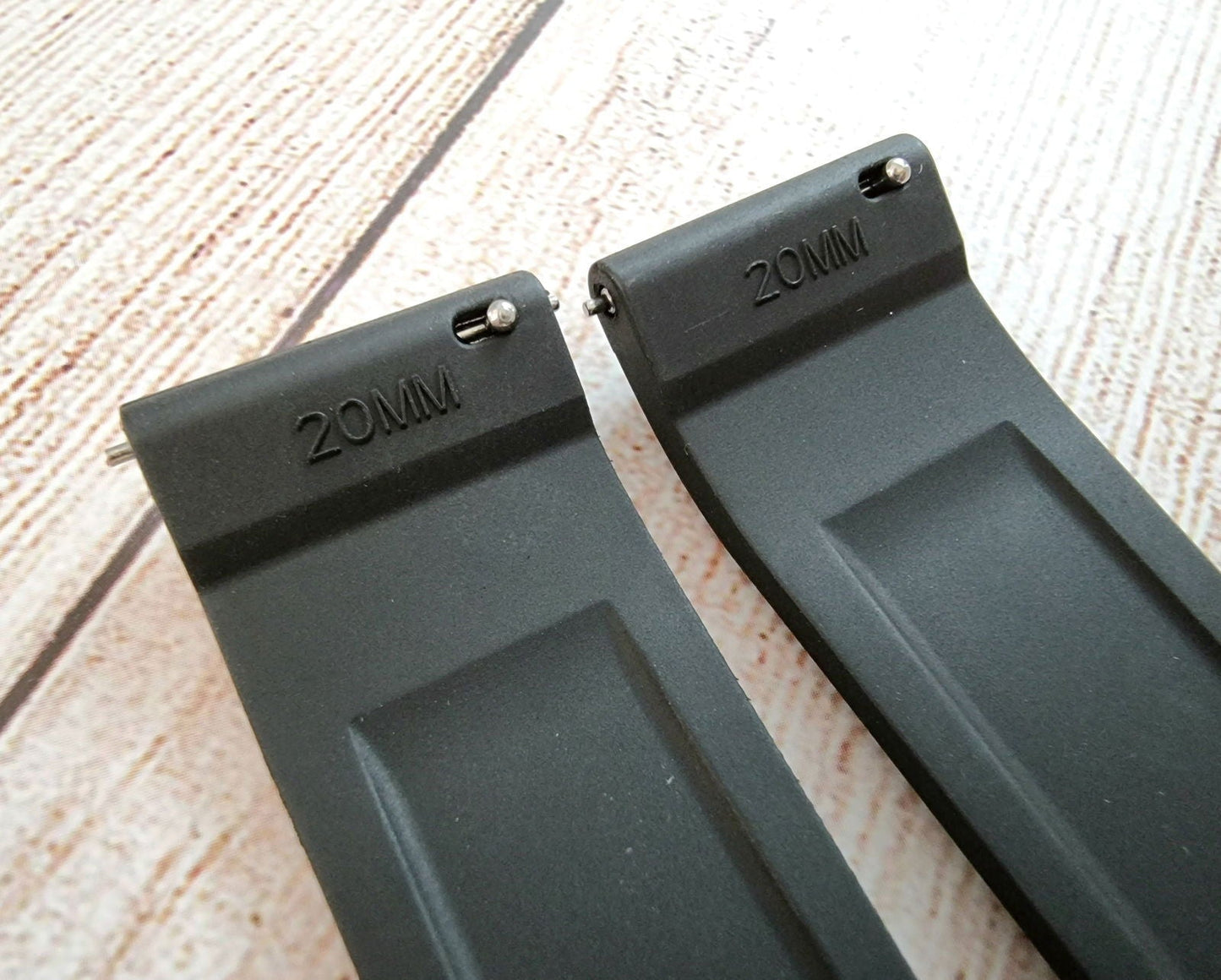 FKM Rubber Crosshatch Tyre Track Divers Watch Strap Band 20mm 22mm Black - Wrist Envy