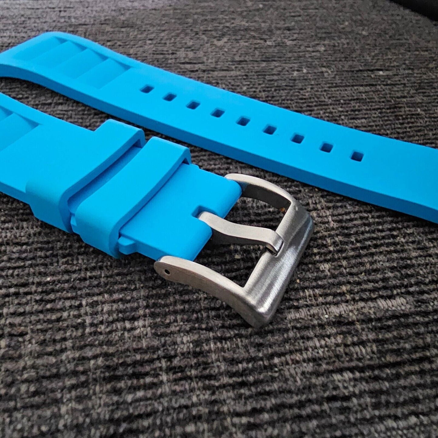 FKM Rubber Vented Watch Strap 22mm Bright Blue - Wrist Envy