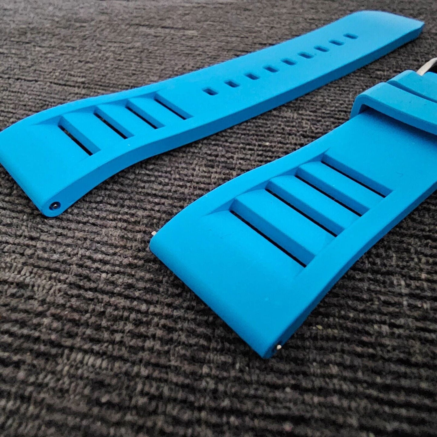 FKM Rubber Vented Watch Strap 22mm Bright Blue - Wrist Envy