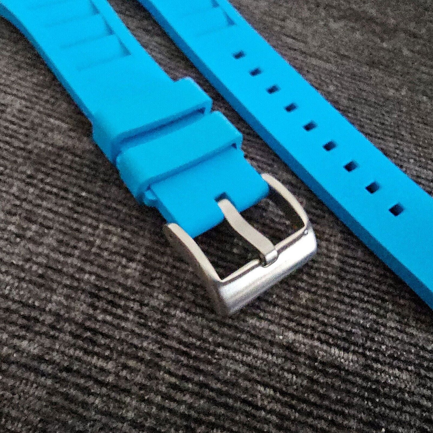 FKM Rubber Vented Watch Strap 22mm Bright Blue - Wrist Envy