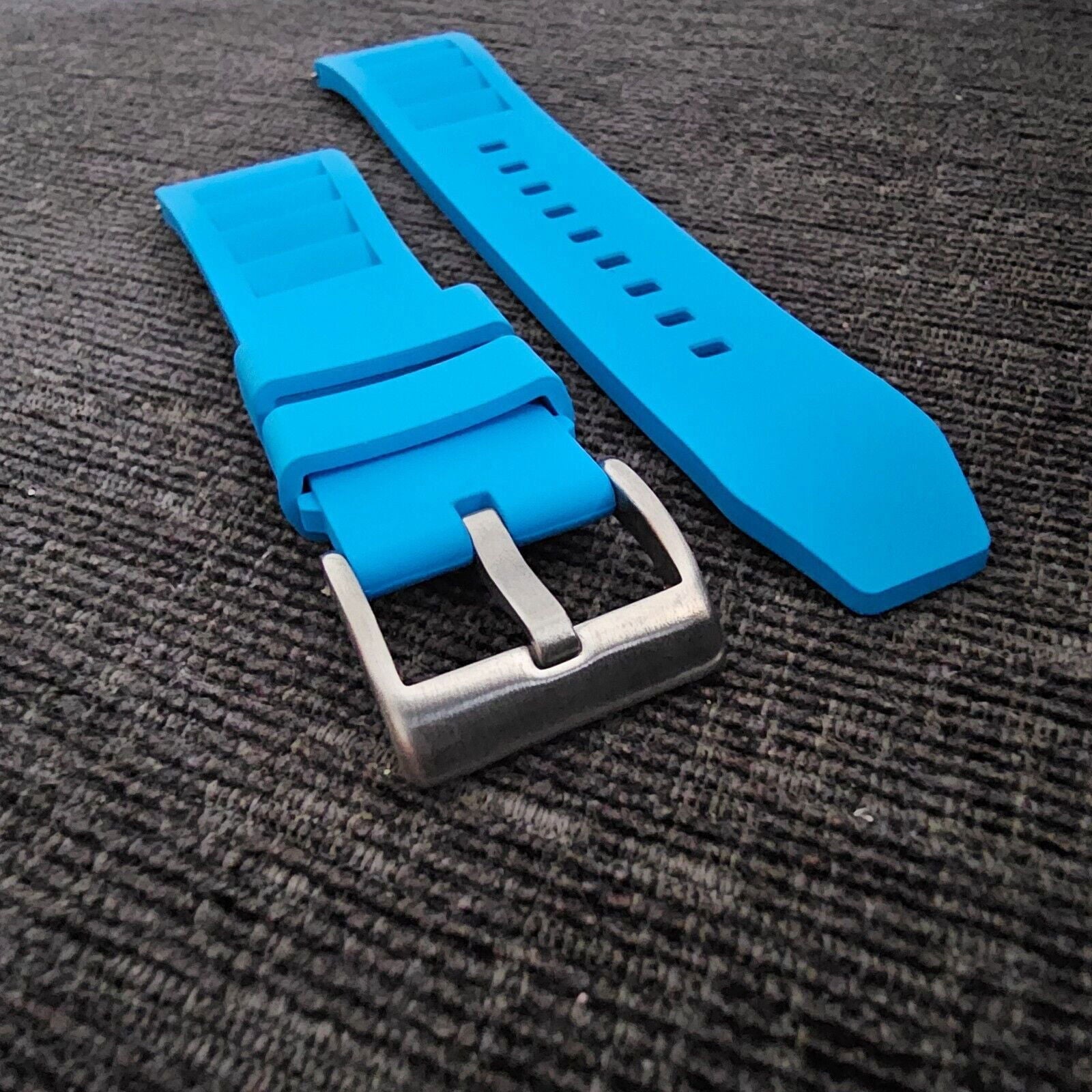 FKM Rubber Vented Watch Strap 22mm Bright Blue - Wrist Envy